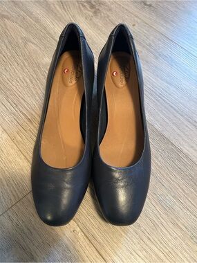 Clarks Navy Blue Women's Leather Low Heel Pumps